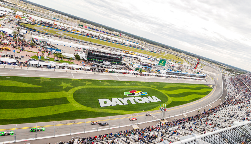 Wide shot of the opening lap.